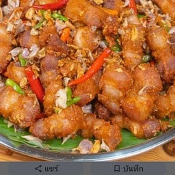 ข้าวหน้าหมูสามชั้นทอดน้ำปลากระเทียมพริกสด