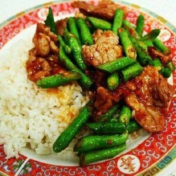 ผัดพริกแกงถั่วฝักยาวราดข้าว