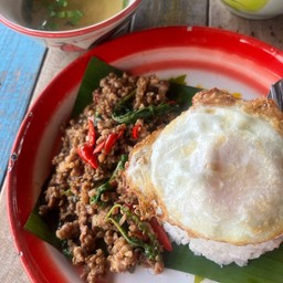 ข้าวกะเพราเนื้อ