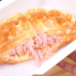 วาฟเฟิลไส้แตก (อยู่บ้านก็อ้วนได้) waffle house