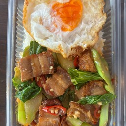 คะน้าหมูกรอบอาม่า+ไข่ดาว