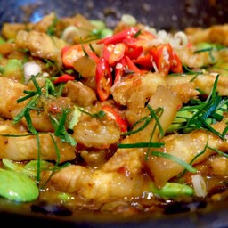 ผัดสะตอกะปิหมูสามชั้นราดข้าว