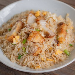 ข้าวผัดหมูกรอบ