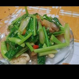 คะน้าหมูกรอบ