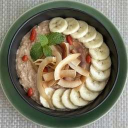 Wholegrain oatmeal porridge