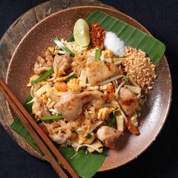 ผัดไทยเส้นจันท์ไก่นุ่ม