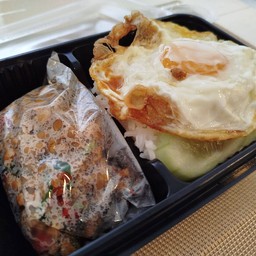 กะเพราราดข้าว