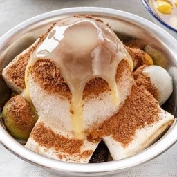 เฉาก๊วย บัวลอย แปะก๊วย ขนมปัง นมสด ภูเขาไฟ