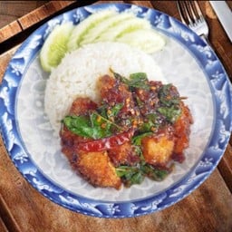 กะเพราเนื้อปลาผัดพริกแห้ง