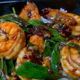 กุ้งผัดใบโหระพาราดข้าว