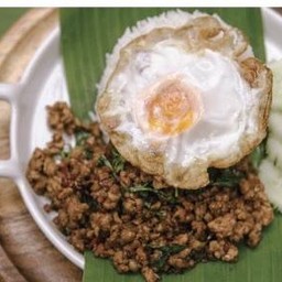 ข้าวกระเพราหมู Stir-Fried Minced Pork