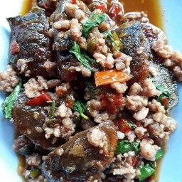 กระเพราไข่เยี่ยวม้า