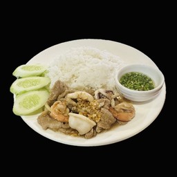 ทอดกระเทียมรวมมิตรราดข้าว