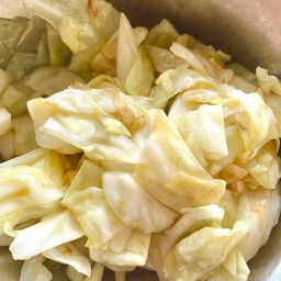 ข้าวราดผัดกะหล่ำปลี