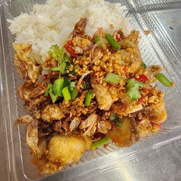 ปลากระพงพริกกระเทียม ราดข้าว