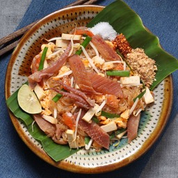 ผัดไทยวุ้นเส้นปลาหมึกกรอบ