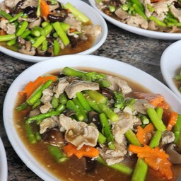 ผัดหน่อไม้ฝรั่ง