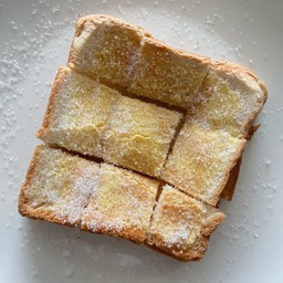 ขนมปังปิ้ง (เนย น้ำตาล)