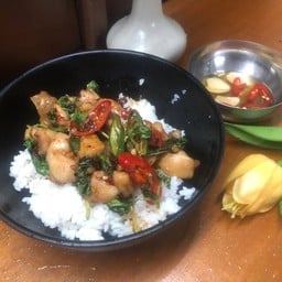 ข้าวกะเพราสุดแซ่บ (เลือกเนื้อสัตว์ได้)