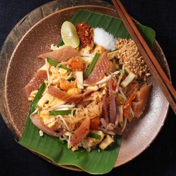 ผัดไทยเส้นจันท์ปลาหมึกกรอบ