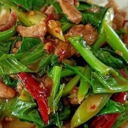 คะน้าหมูหมักราดข้าว