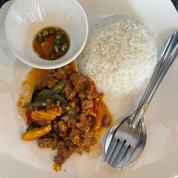 ข้าวผัดพริกแกงเนื้อ