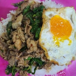 กะเพราหมูชิ้นพริกแห้ง