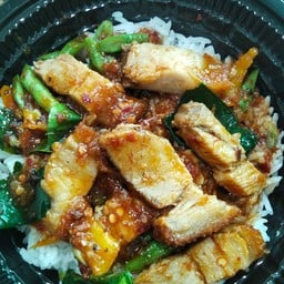 ผัดพริกแกงหมูกรอบ