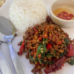 ข้าวกระเพราเนื้อสับโคขุนโพนยางคำ(พริกแห้ง)