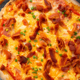 Carbonara (พิซซ่าหน้าคาร์โบนาร่า เบคอน ไข่ ชีสพาร์เมซาน ชีสมอซซาเรลลา และชีสเปโคริโน)