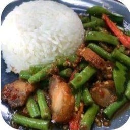 ข้าวผัดพริกแกงหมูกรอบ