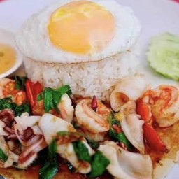 ข้าวกะเพราทะเลรวม+ไข่ดาว
