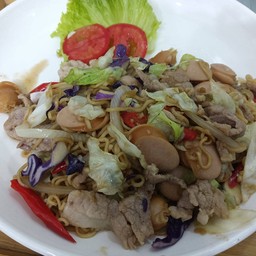 ผัดมาม่า หมู ใส้กรอก