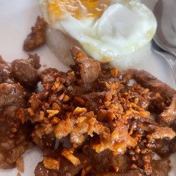 ข้าวราดหมูกระเทียม(เปียก)+ไข่ดาว