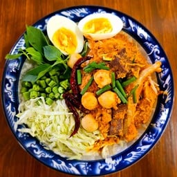 ขนมจีนเส้นสวย(มีน้ำยา)+ก๋วยจั๊บญวน by อังสนา
