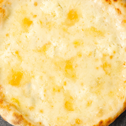 7 Cheese (พิซซ่าหน้าชีส 7 ชนิด มอซซาเรลลา, เปโกรีโน, ฟอนทิน่า, พาร์เมซาน, กอร์กอนโซลา, ชีสบูฟาลา และชีสสคาโมร์ซา)