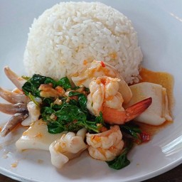 ข้าวผัดกะเพราทะเล (กุ้งหมึก)