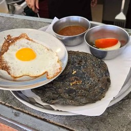 โรตีชาร์โคล+แกงเนื้อ+ไข่ดาว