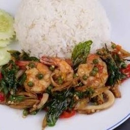 ผัดขี้เมาทะเลราดข้าว