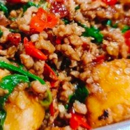 ผัดกระเพราเต้าหู้ไข่หมูสับ