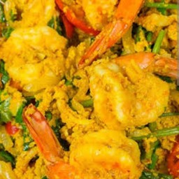 ผัดผงกะหรี่กุ้งราดข้าว