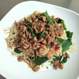 บะหมี่กระเพราเป็ดสับ