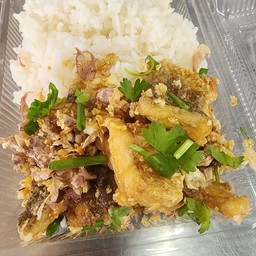 ปลากระพงทอดกระเทียม ราดข้าว