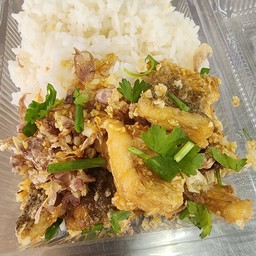 ปลากระพงทอดกระเทียม กับข้าว