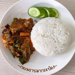 ผัดกะเพราปลากระป๋องราดข้าว(หมดป๋อง)