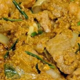 ผัดผงกระหรี่หมูราดข้าว