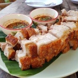 ข้าวหมูกรอบจิ้มแจ่ว