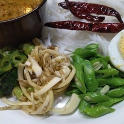 ขนมจีนน้ำพริกกุ้งสดใส่ไข่