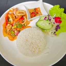 ข้าวปลาหมึกผัดไข่เค็ม(ร้าน)