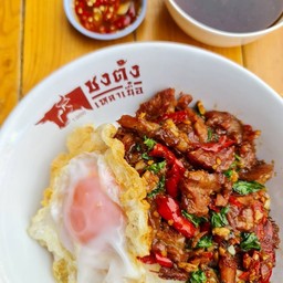 ข้าวกะเพราเนื้อตุ๋น พร้อมไข่เป็ดดาว